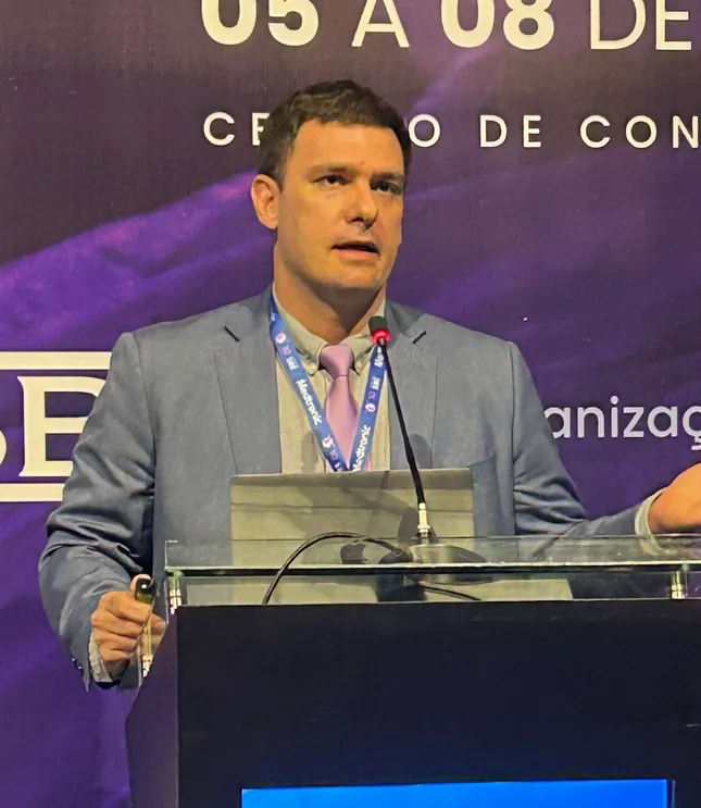 Prof. Bernardo Lasmar en un congreso de ginecología