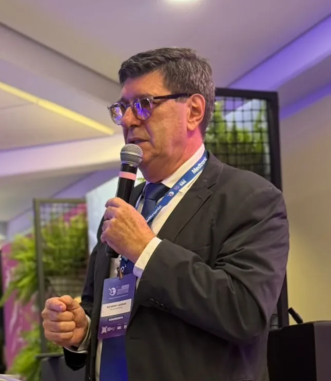Prof. Ricardo Lasmar dando una conferencia